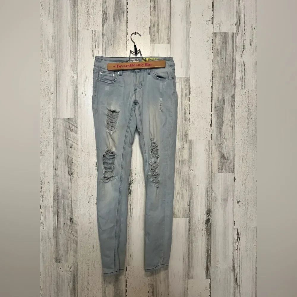 Studio Pein Skinny Jeans Women’s Size 3 Light Wash Distressed Stretch Denim